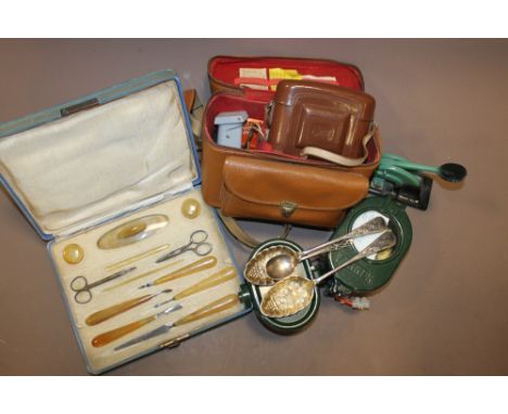 A TRAY OF COLLECTABLES TO INCLUDE VINTAGE CAMERAS