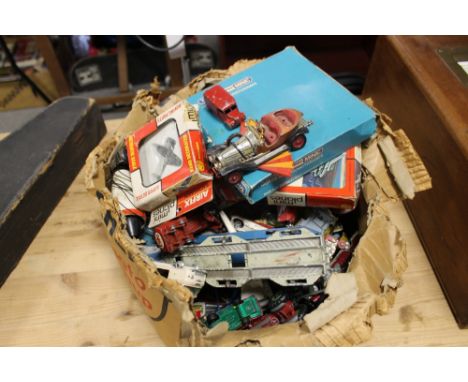 A BOX OF COLLECTABLE VINTAGE TOY CARS TO INCLUDE CORGI, DINKY ETC