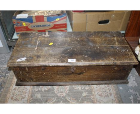 A VINTAGE OAK LIDDED STORAGE BOX