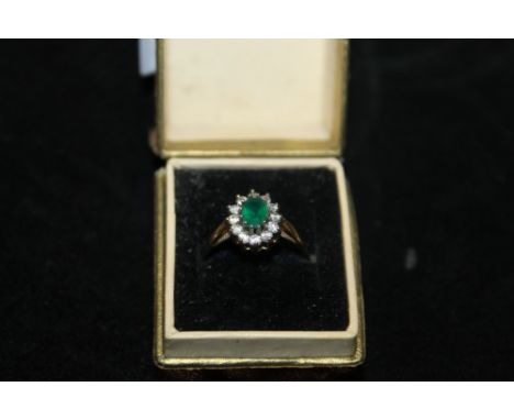 A 9CT GOLD DRESS RING SET WITH GREEN STONE