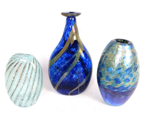 An Isle of Wight style glass vase, 14 cm high, another, 20 cm high, and another, 12 cm high (3)left vase - goodmiddle vase - 