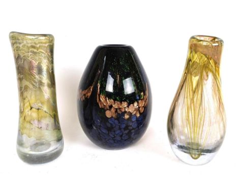 An Isle of Wight style glass vase, 16 cm high, another 18 cm high, and another, 19 cm high (3)left vase - goodmiddle blue vas