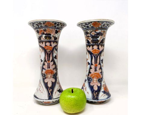 A pair of Japanese Imari vases, 29 cm high (2)