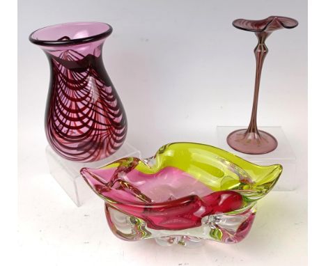 A pink Art glass vase, 18 cm high, another 22 cm wide, and a vase, 18 cm high (3)