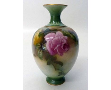 Royal Worcester vase decorated with roses. Condition report: see terms and conditions