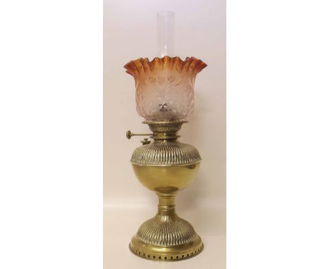 Victorian brass oil lamp Condition report: see terms and conditions