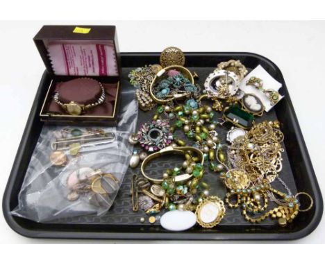 18ct gold five-stone opal ring (1 loose); 2 x 9ct bar brooches and a quantity of other unmarked and costume jewellery. Condit