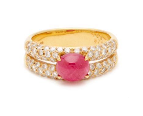 A CABOCHON RUBY AND DIAMOND RING
An 18k yellow gold ring that splits into two bands decorated with pave diamonds 

Approx. we