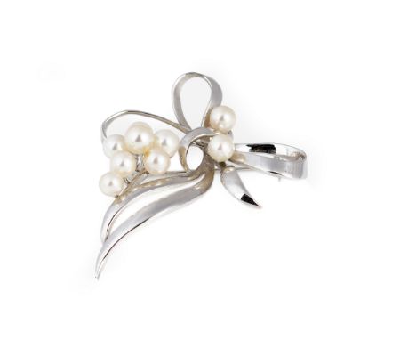 A 60S RIBBON CULTURED PEARL BROOCH
60s ribbon cultured pear brooch

unmarked
60 mm long x 43 mm wide
10 g