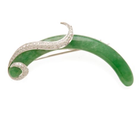 A CURVED JADE AND DIAMOND BROOCH
From the collection of a prominent Singapore businesswoman
A curved piece of jade set in pie