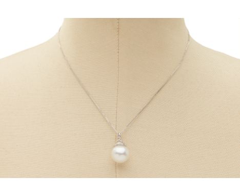 A PEARL AND DIAMOND PENDANT NECKLACE
A 14k white gold chain with a single pearl pendant with a diamond studded setting

The p