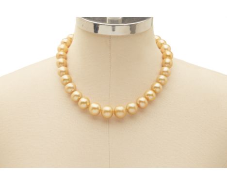 A GOLD SOUTH SEA PEARL NECKLACE
The pearls measure 13 to 16mm
45cm long with clasp