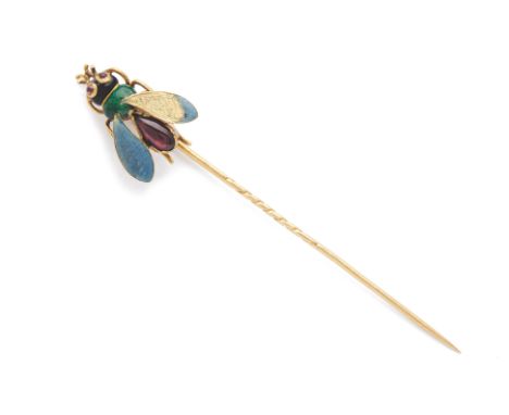 AN ENAMEL AND GARNET FLY SHAPED PINWith seed garnet eyes and pear garnet shaped back
 8.7cm long 5.12g Condition: some enamel