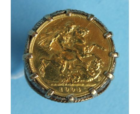 A 1904 Edward VII sovereign in 9ct gold ring mount, size W, 16.8g.