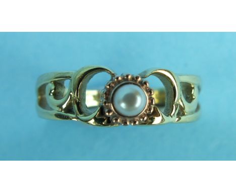 A Clogau Welsh 9ct gold ring set pearl, size P, 4.5g.