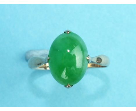 A 14k gold ring set jade cabochon, size Q, 2.6g.