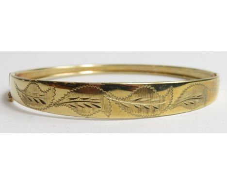 A 9ct gold graduated hinged bangle with foliate engraving, 6.47g gross
