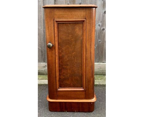 A 20th century mahogany pot cupboard, with adjustable shelf, 80cm high, 35cm long, 36cm deep 