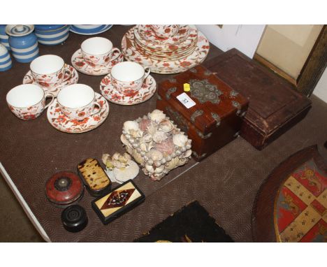 A collection of various small trinket and snuff boxes to include horn, wooden, papier m&acirc;ch&eacute; and shell encrusted 