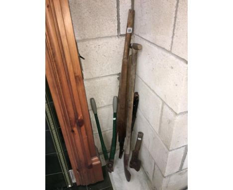 A quantity of garden tools