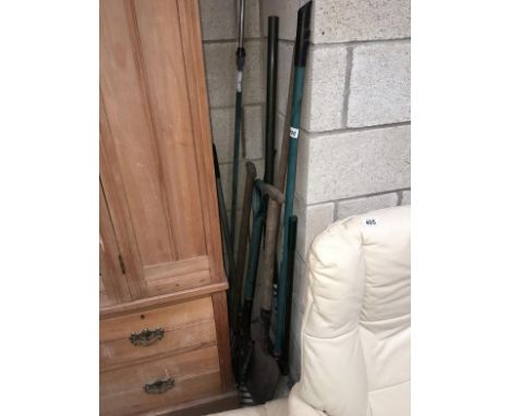 A quantity of garden tools
