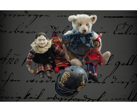 Konv. Spielzeug aus dem Rittergut, Steiff Teddy, holzwollegestopft, Glasaugen, um 1920, dazu 3 versch. Puppen, Papiermaché, S