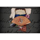 Konv. Accessoires für die Dame um 1900, 2 Fächer, weiße Lederhandschuhe, 2 Perltäschchen und 2