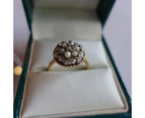 A Ladies 9ct yellow gold vintage ring inset with seed pearls (boxed) 