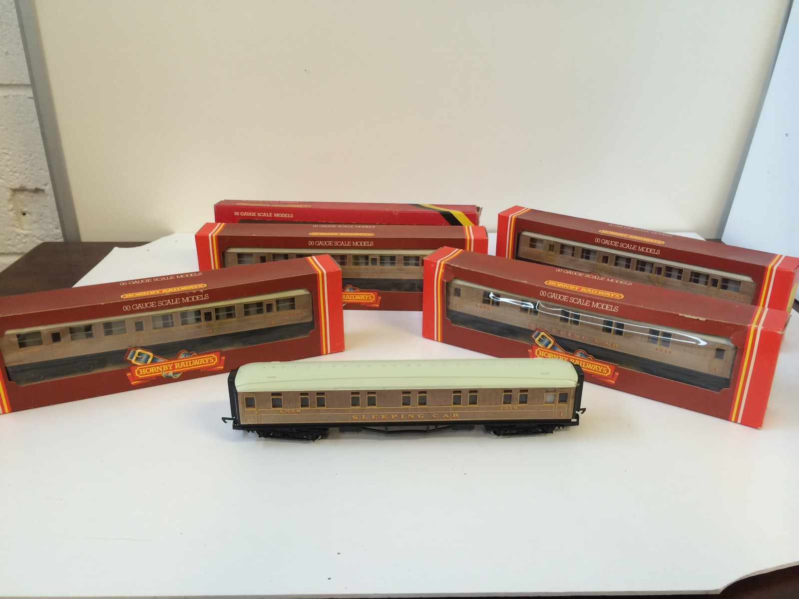 R.477 LNER Composite Coach (Teak Finish) x 3 R.479 LNER Sleeping CAr