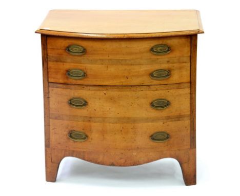 A VICTORIAN MAHOGANY BOW FRONTED COMMODE, 66CM W AND A SET OF FOUR VICTORIAN MAHOGANY DINING CHAIRS ON REEDED FORE LEGS