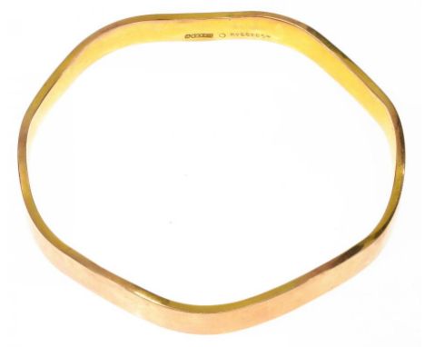 A GOLD BANGLE BY SAUNDERS AND SHEPHERD, MAKER'S MARK AND 9, EARLY 20TH C, 15G