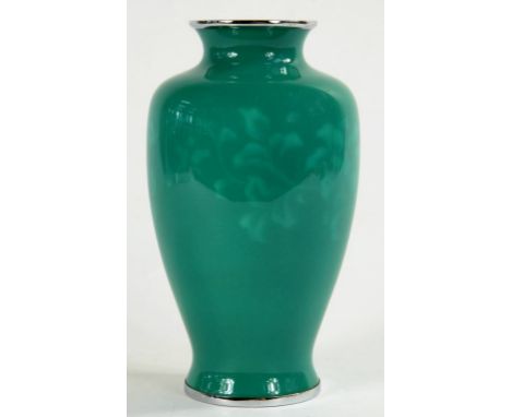 A JAPANESE GREEN MONOCHROME 'WIRELESS' CLOISONNÉ ENAMEL VASE BY THE ANDO COMPANY, 18.5CM H, 20TH C