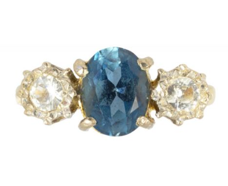 A BLUE AND WHITE STONE THREE STONE RING IN GOLD, MARKED 18CT, 3.7G, SIZE K