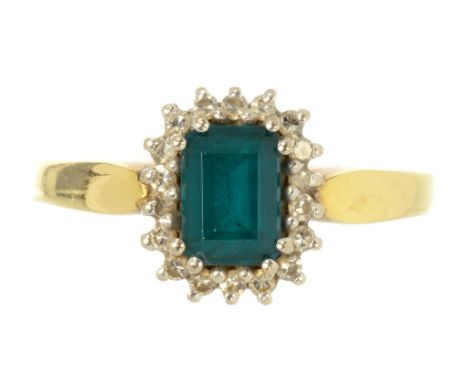 A DIAMOND AND GREEN STONE CLUSTER RING IN 18CT GOLD, 5G