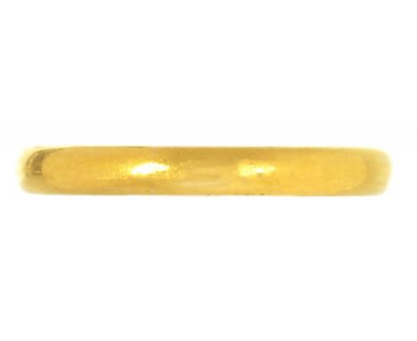 A 22CT GOLD WEDDING RING, 2.1G