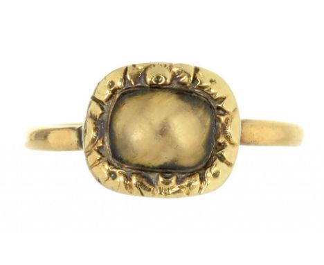 A GEORGIAN GOLD MOURNING RING, 2.1G