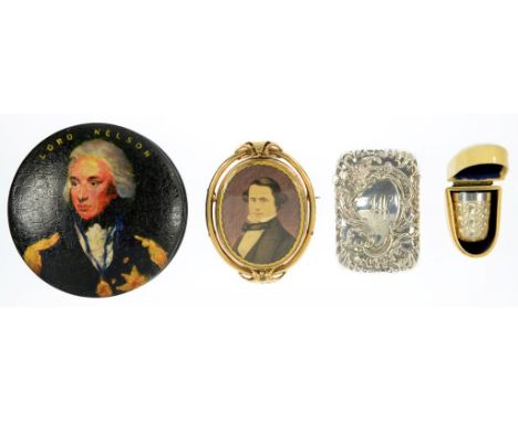 AN ORNATE VICTORIAN EMBOSSED SILVER VESTA CASE, BIRMINGHAM 1893, A SILVER THIMBLE, A VICTORIAN MOURNING BROOCH SET WITH A TIN