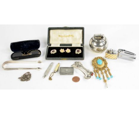 AN ELIZABETH II SILVER 'WITCHBALL' LIGHTER, 6.5CM H, LONDON 1964, BOXED, A PAIR OF GEORGE III SILVER SUGAR BOWS, A BOXED SET 