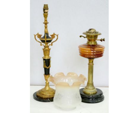 AN EDWARDIAN BRASS OIL LAMP, THE REEDED SHAFT BENEATH AMBER GLASS FOUNT WITH BRASS BURNER, 41CM H AND A FRENCH EMPIRE STYLE T