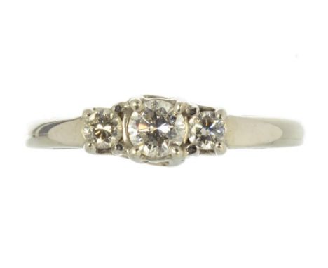 A DIAMOND RING IN WHITE GOLD, MARKED 14K, 21.G