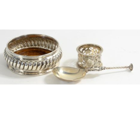 AN EDWARD VII GADROONED SILVER WINE COASTER, INSET TURNED WOOD BASE, 10.5CM D, BIRMINGHAM 1903, A SILVER SEAL TOP SPOON WITH 