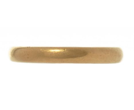 A GOLD WEDDING RING, MARKS RUBBED, 6.7G