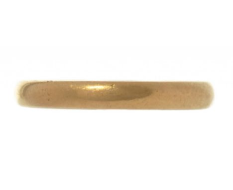 A GOLD WEDDING RING, MARKS RUBBED, 6.7G