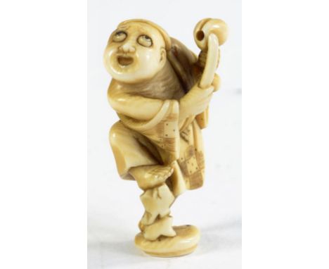 A JAPANESE IVORY NETSUKE OF A MAN STANDING ON ONE FOOT, 4CM H, SIGNED, 19TH / EARLY 20TH C