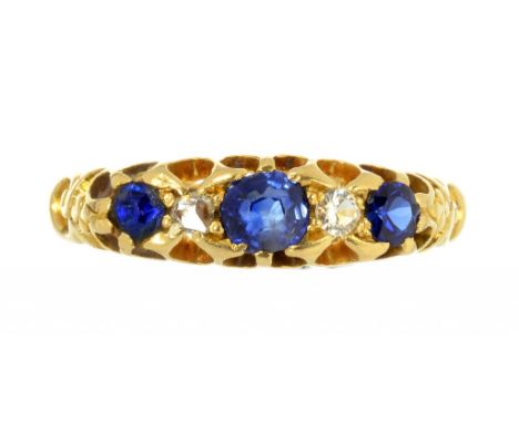 A VICTORIAN SAPPHIRE AND DIAMOND RING IN 18CT GOLD, BIRMINGHAM 1895, 2.4G