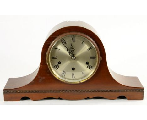 A MAHOGANY MANTLE CLOCK WITH SILVERED DIAL AND GERMAN MOVEMENT CHIMING ON ROD GONGS, 24CM H, EARLY 20TH C