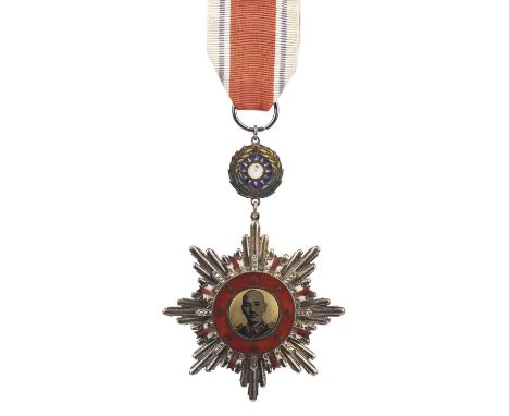 Republic of China (Taiwan): 八年抗戰勝利紀念 Commemorative medal for Victory in the Eight Years War, 1945, gilt and enamel star forme