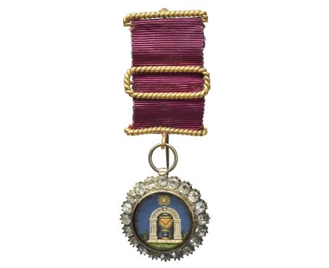 Freemasonry: a Royal Arch Chapter Jewel, paste-set and enamel, 31mm, central enamelled disc depicting an arch beneath a sun-i