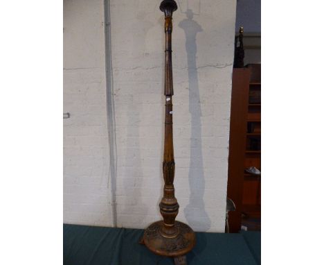 A Nice Quality Gilt Decorated Turn Wooden Standard Lamp with Carved Circular Base on Three Feet, Reeded Support and Acanthus 