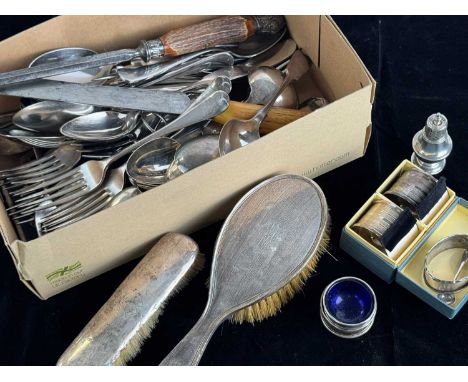 ASSORTED SILVER ITEMS including pair of boxed napkin rings with engine turned decoration, circular open salt with blue glass 